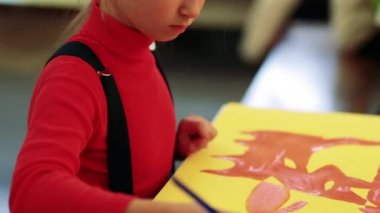 Boya resim sınıfta kız berabere