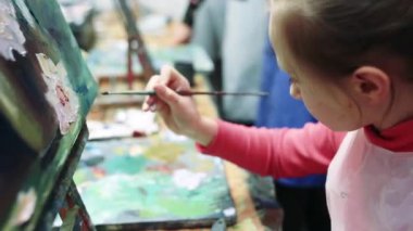 Şövale üzerinde yağ ile resmi kız ressamın.