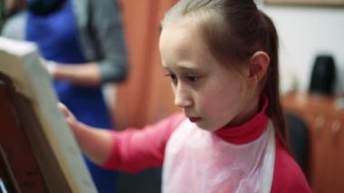 Şövale üzerinde yağ ile resmi kız ressamın.