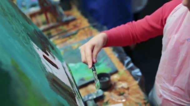 Fille artiste peinture à l'huile sur chevalet . — Video