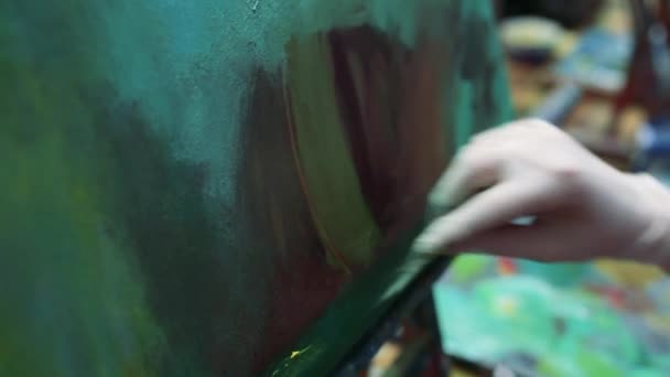 Meisje kunstenaar schilderen met olieverf op ezel. — Stockvideo