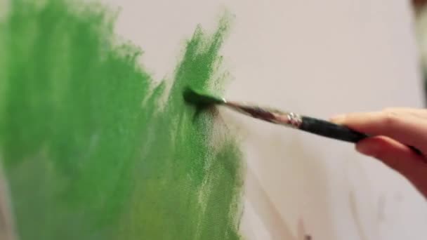 Malerin mit Öl auf Staffelei. — Stockvideo
