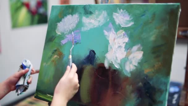 Ragazza artista pittura con olio su cavalletto . — Video Stock