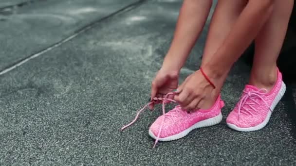 Athlete tying shoelaces CrossFit concept — ストック動画