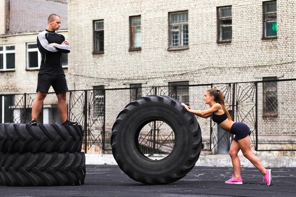 Atleta muscular desportistas homem e mulher jovem casal Crossfit fitness esporte treinamento estilo de vida musculação conceito — Fotografia de Stock