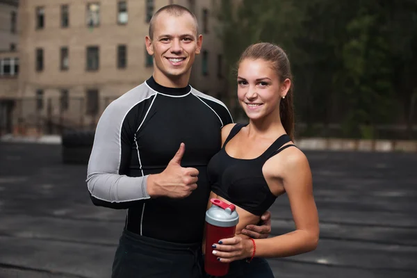Atlet kaslı sporcu kadın ve erkek genç çift Crossfit fitness spor eğitim yaşam tarzı vücut geliştirme kavramı