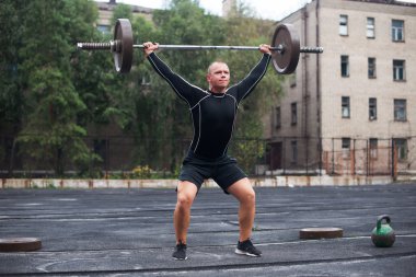 Adam kaldırma ağırlıkları krossfit kavramı