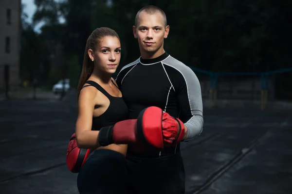 Spor. Güzel çift birlikte boks yapıyor.
