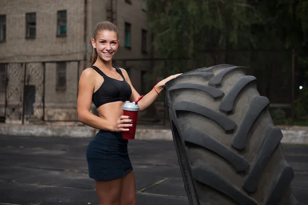 Una chica con una coctelera. El concepto de nutrición deportiva — Foto de Stock