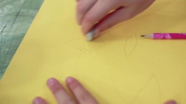 Boya resim sınıfta kız berabere