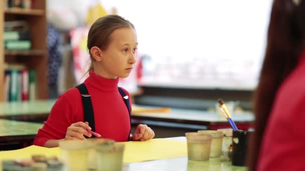 A lány felhívja egy képet fest az osztályteremben — Stock videók