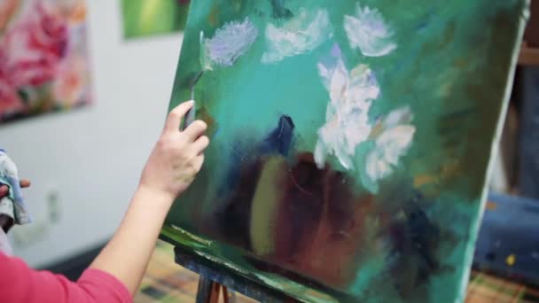 Girl artist painting with oil on easel. — Stock Video