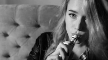 Gözlüklü seksi kız Vape dumanlar