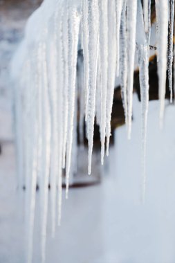 Bir evin çatı tehlikeli buz sarkıtları