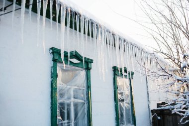 buz sarkıtları çatı üzerinde  