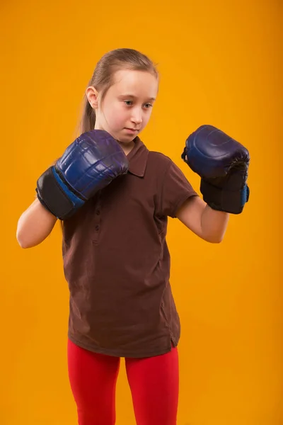 Chica de boxeo sobre un fondo amarillo — Foto de Stock