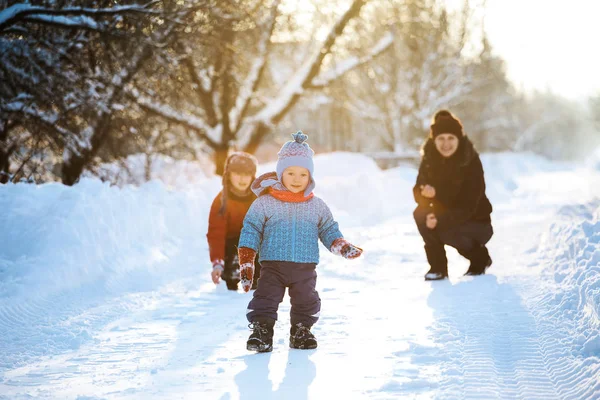 Kış havada yürüyüş çocuk ile mutlu aile