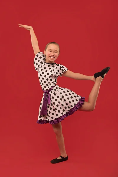 Маленькая девочка играет в балете — стоковое фото