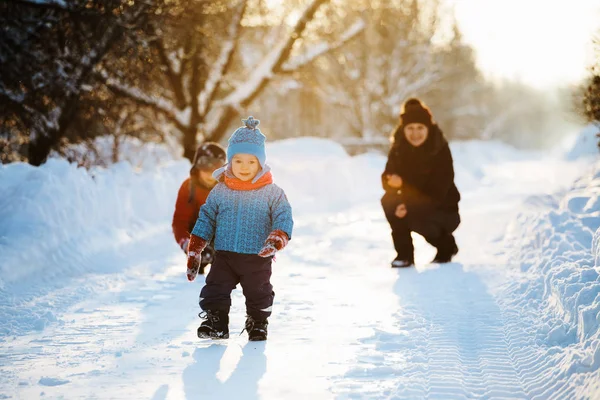 Kış havada yürüyüş çocuk ile mutlu aile