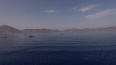 Yelkenli tekne denize açık yelken ile gezinme