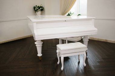 Beyaz kuyruklu piyano ayakta zarif beyaz iç Sarayı Binası
