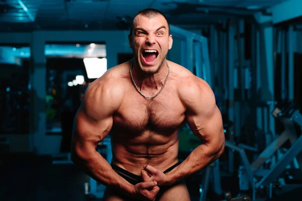 Schreeuwende man met goed getrainde lichaam, biceps — Stockfoto