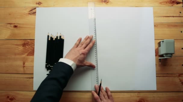 L'uomo sta disegnando un disegno — Video Stock