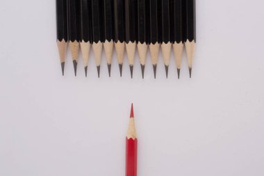 Beyaz arka plan üzerinde izole kırmızı ve siyah kalem