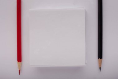 Silgi, kırmızı ve siyah beyaz arka plan üzerinde izole kalem