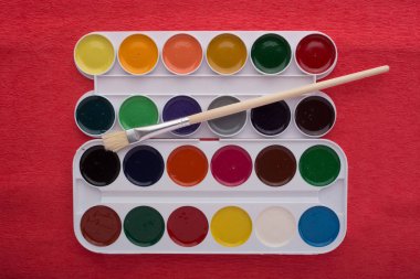 Suluboya ve kırmızı kağıt üzerinde fırçalar