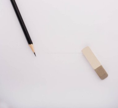 Kalem berabere, silgi satırı siler