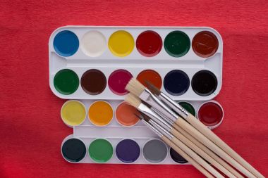 Suluboya ve kırmızı kağıt üzerinde fırçalar