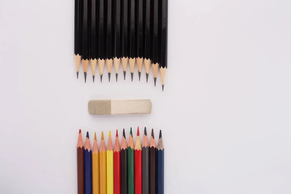 Lápices simples y coloreados dirigidos al borrador —  Fotos de Stock