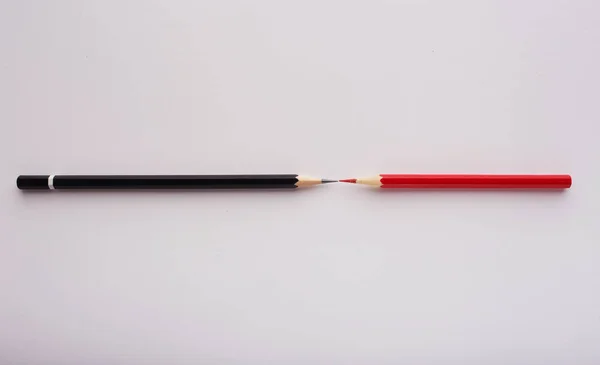 Vörös és fekete ceruza, elszigetelt fehér background — Stock Fotó