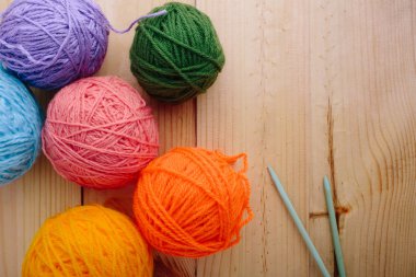 Topu iplik ve ahşap bir masa spin