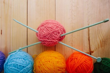 Topu iplik ve ahşap bir masa spin