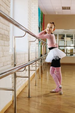 Bir dans sınıfı içinde modern bir jimnastikçi.