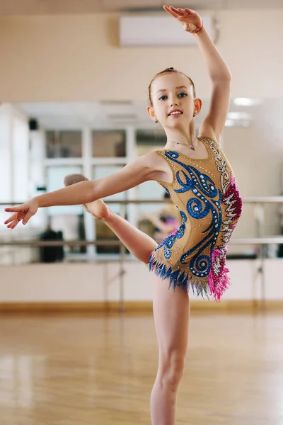 Una gimnasta moderna en una clase de baile . —  Fotos de Stock