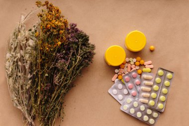 Şifalı otlar ve masanın üzerine Tablet