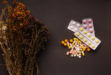 Şifalı otlar ve masanın üzerine Tablet