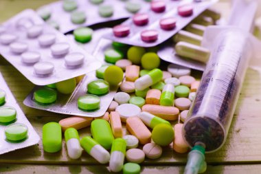 Şifalı otlar ve tablet masaya şırınga. Makro