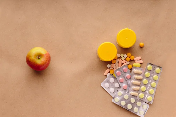 Apple i tabletki na stole — Zdjęcie stockowe