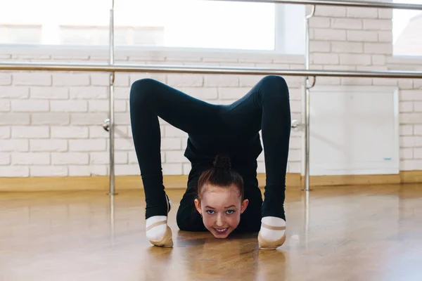 Современная гимнастка в танцевальном классе . — стоковое фото