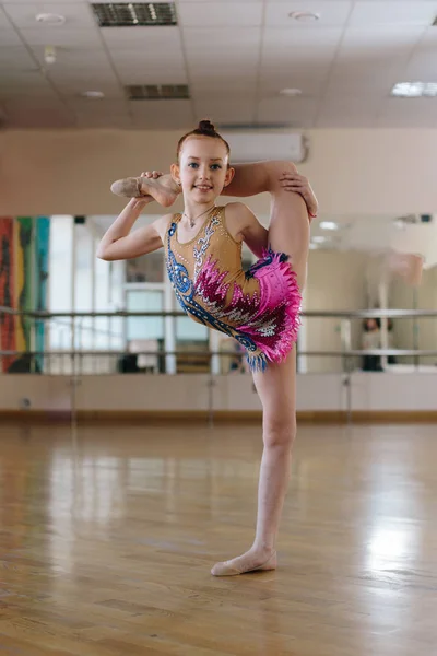 Современная гимнастка в танцевальном классе . — стоковое фото
