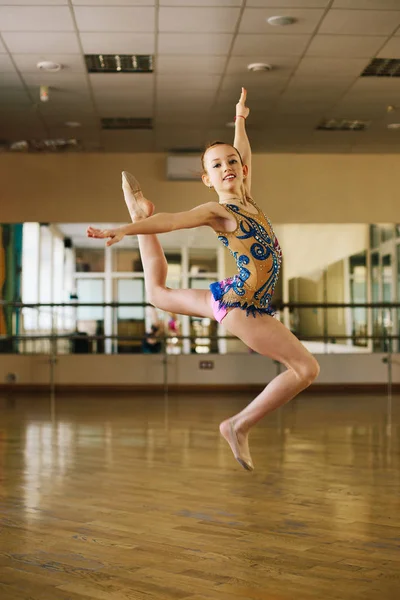 Una gimnasta moderna en una clase de baile . —  Fotos de Stock