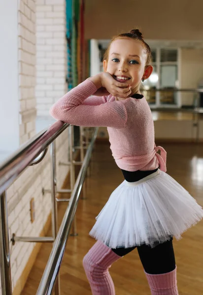 Una gimnasta moderna en una clase de baile . —  Fotos de Stock