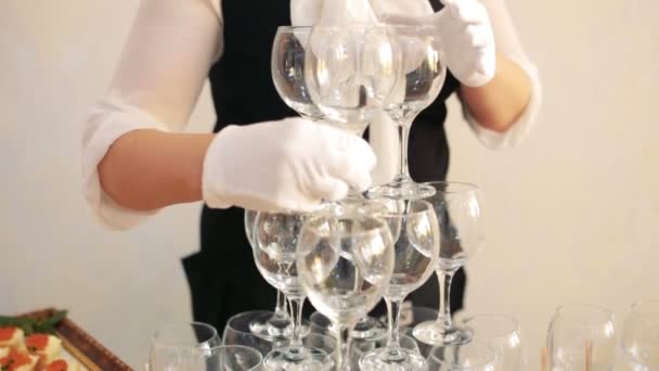 Waiter puts the glasses for champagne on the table — Stock Video