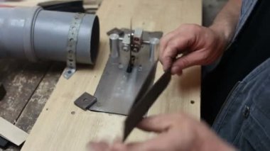 Şerit testere üzerinde çalışan bir bilardo işaret luthier oluşturur.