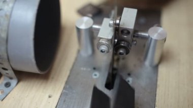 Şerit testere üzerinde çalışan bir bilardo işaret luthier oluşturur.