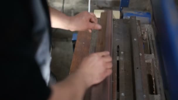 Sterke handen slijpen een houten plank voor keu — Stockvideo